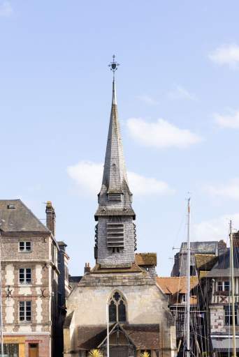 Clocher en ardoise de l'église Sainte-Catherine dominant les toits de Honfleur sous ciel bleu