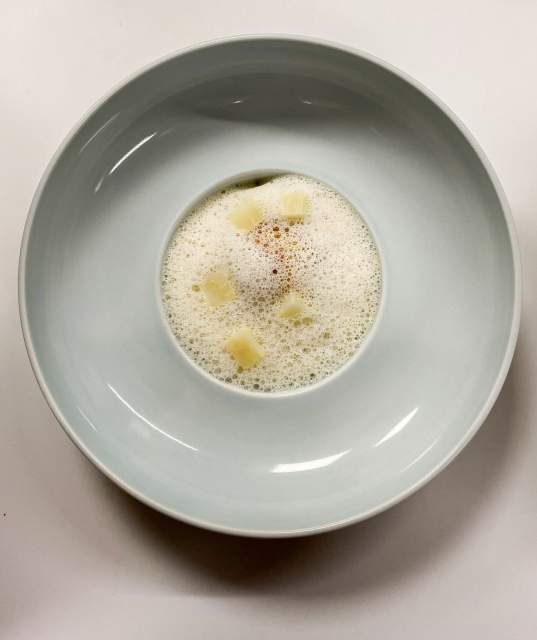 Assiette creuse avec émulsion légère et épices, entrée délicate du restaurant bistronomique L'Assiette Normande à Honfleur