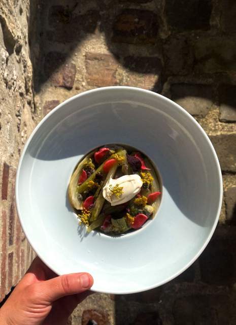 Bol blanc avec légumes rôtis, tomates et œuf poché, restaurant L'Assiette Normande fait maison Honfleur servi en entrée
