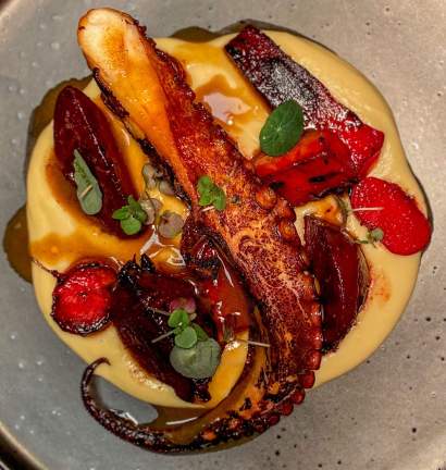 Poulpe grillé sur purée dorée avec légumes caramélisés et tomates cerises, restaurant L'Assiette Normande à Hofleur normandie bord de mer