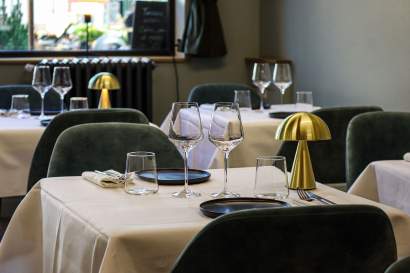 Table avec lampes dorées, verres à pied et couverts sur nappe blanche, salle du restaurant L'Assiette Normande fait maison à Honfleur