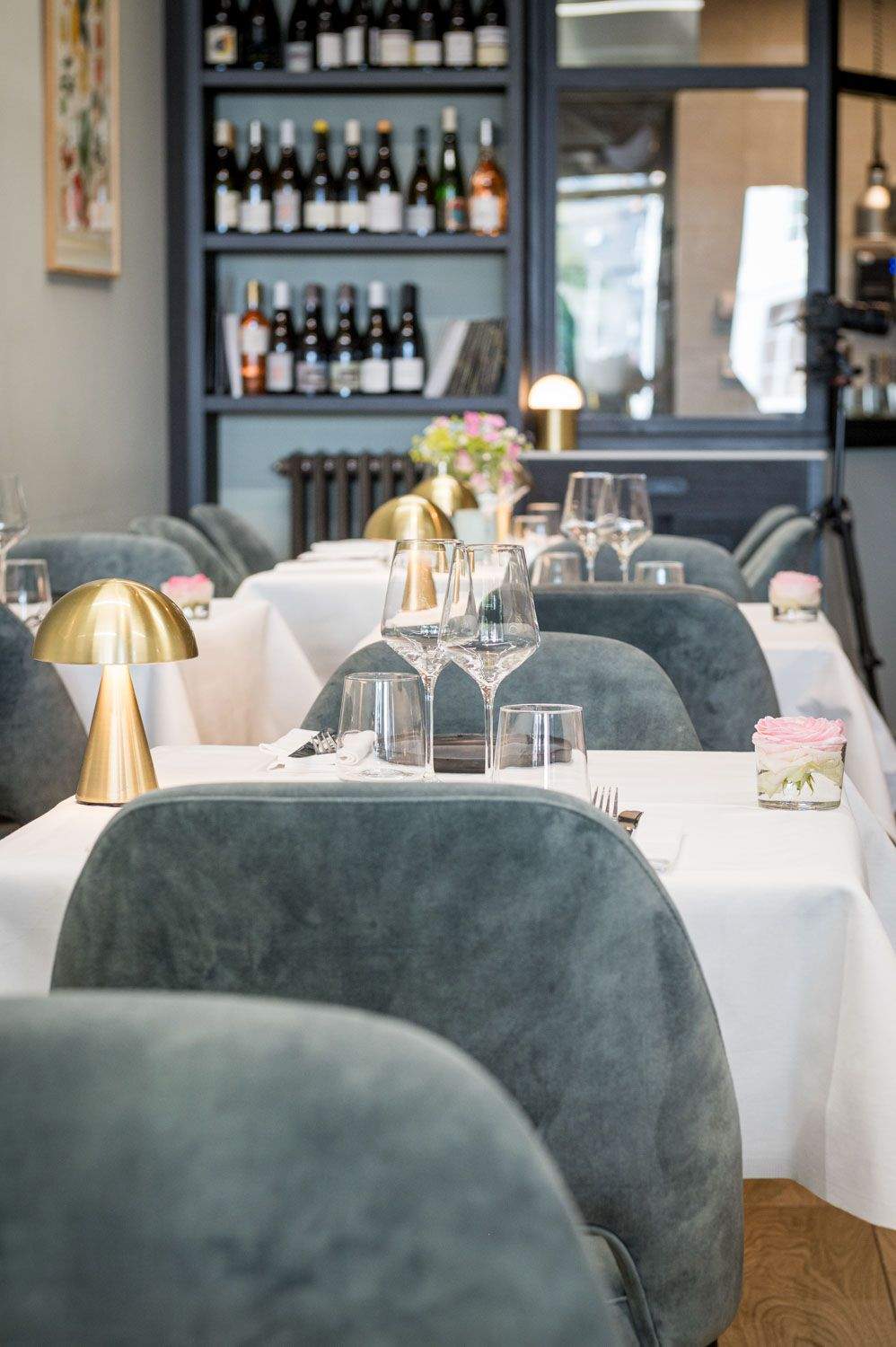Table dressée avec verres à pied et radiateur en fonte près d'une fenêtre, salle du restaurant bistronomique Honfleur