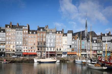 Vue sur le Vieux-Bassin de Honfleur avec ses façades colorées et bateaux amarrés, restaurant L'Assiette Normande à honfleur port