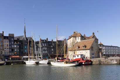 Voiliers et bateau rouge amarrés dans le Vieux-Bassin de Honfleur, restaurant L'Assiette Normande bord de mer à honfleur