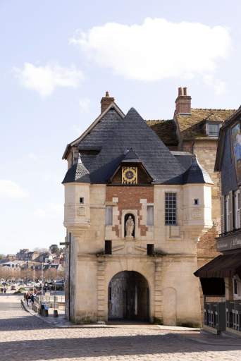 Lieutenance de Honfleur, bâtiment historique en pierre avec horloge, à deux pas du restaurant L'Assiette Normande honfleur port