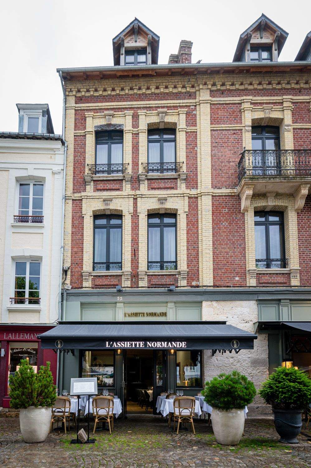 Façade normande abritant l'Assiette Normande, restaurant honfleur centre ville