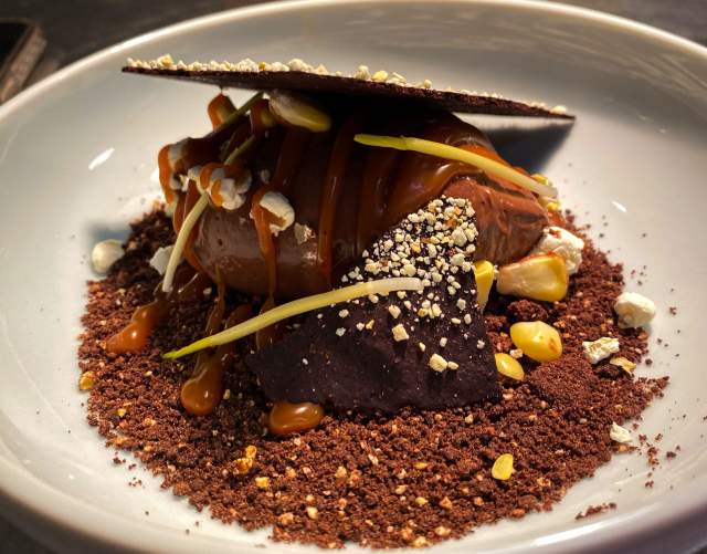Dessert au chocolat avec tuile croquante, poudre de cacao et éclats de fruits secs, restaurant L'Assiette Normande à Honfleur