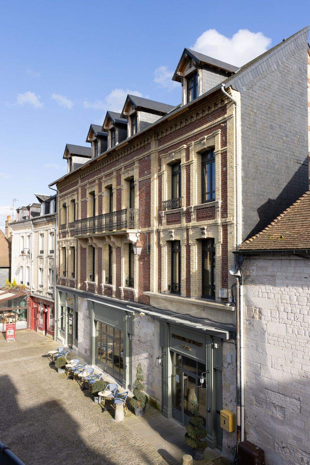 Façade normande abritant l'Assiette Normande, restaurant honfleur centre ville