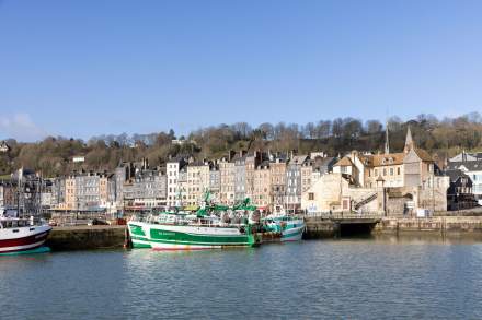 Bateaux de pêche amarrés dans le Vieux-Bassin avec façades normandes en arrière-plan, restaurant L'Assiette Normande à Honfleur port
