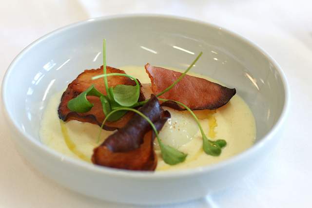 Velouté crémeux avec morceaux de poisson fumé, pousses vertes et pickles, spécialité normande en assiette creuse, restaurant L'Assiette Normande à Honfleur